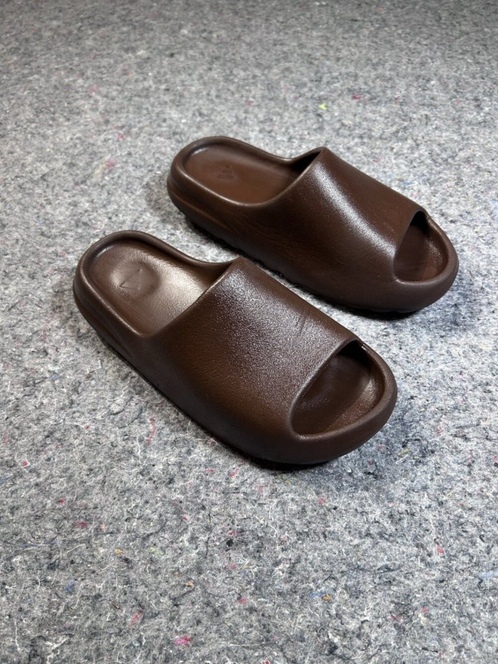 Adidas Yeezy Slide Soot Women’s Size 8 (Men’s 6) US Pre-Owned Slides